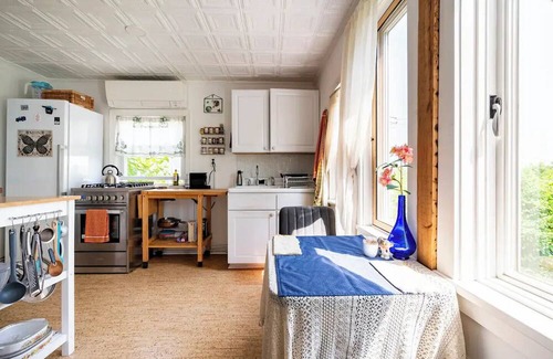 Port Ewen Casa | Mermaid Cottage with Hudson River Views