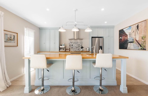 Lake Hawea Casa | Home nestled in Hawea - A four-bedroom Hawea home with mountain views. Enjoy a modern kitchen, spacious living areas, two bathrooms, and a cosy fireplace
