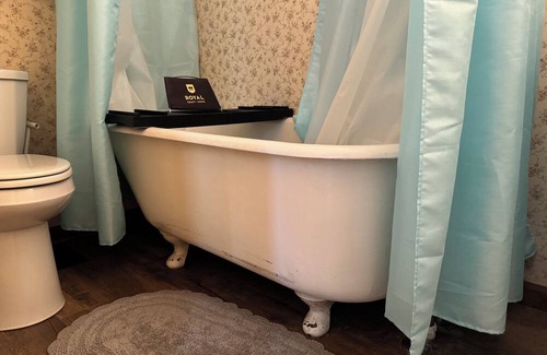 Gnaw Bone Casa | Peaceful home minutes from town. Hot tub, fire pit, game room. Dog friendly!