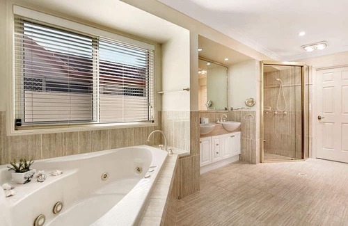 Biggera Waters Casa | Charming Oasis Waterfront Retreat Private pool