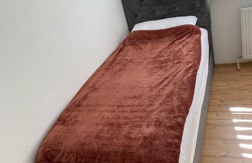 Niederursel Condominio | Moderne und Komfortable Zimmer - Neue Möbel und Orthopedischen Bett.