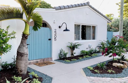 Lauderdale Beach Casa | Walk to Beach two Cottages Swimming Pool hot tub Surf and Sand Resldences