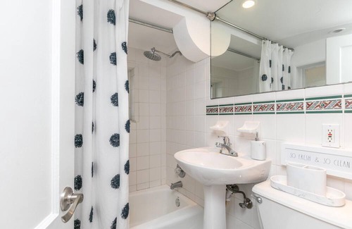 Lauderdale Beach Casa | Walk to Beach two Cottages Swimming Pool hot tub Surf and Sand Resldences