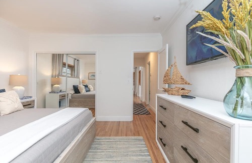 Lauderdale Beach Casa | Walk to Beach two Cottages Swimming Pool hot tub Surf and Sand Resldences