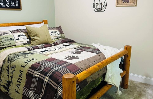 Birch Run Township Cabina | Unit 5 Secluded Woodsy Cabin Retreat with Modern Comforts Near Frankenmuth