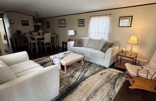 Pickens Casa | Getaway to Pickens, SC. Only minutes to the mountains, the lake or Clemson!