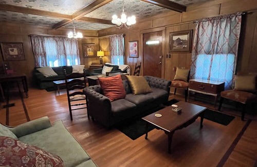 Damascus Casa | King Room along VA Creeper Trail and AT Pet friendly