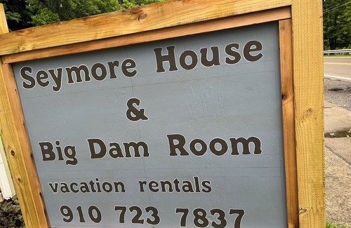 Damascus Casa | King Room along VA Creeper Trail and AT Pet friendly