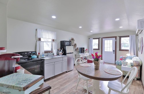Buffalo Gap Cabina | Secluded cabin, "The Lady" on Christmas tree farm, near Perini Ranch Steakhouse!