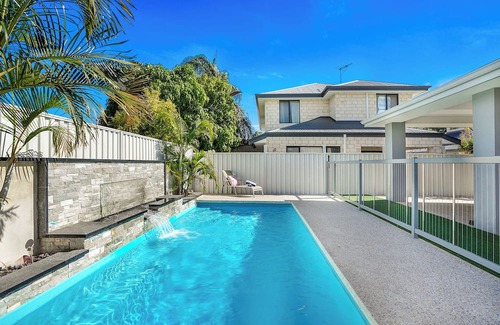 Rivervale Casa | Modern Oasis w/ Private Pool near Airport & Optus