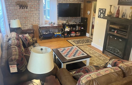 Berlin Casa | spacious home, big yard with fire & horseshoe pit, close to ATV & hiking trails