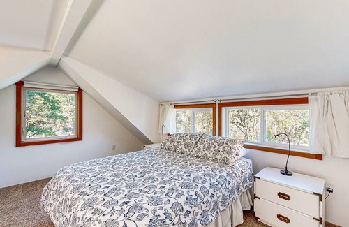 Mosier Casa | Dog-friendly guest house with amazing river views and shared pool access.