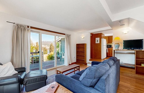 Mosier Casa | Dog-friendly guest house with amazing river views and shared pool access.