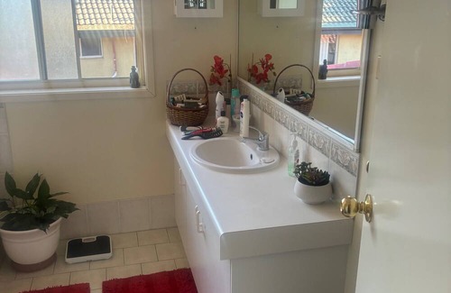 Kanahooka Cama Y Desayuno | Lakeside Manor 2 Private Bedrooms with amenities