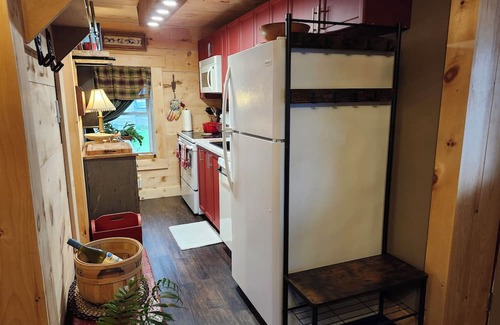Cardinal Apartamento | Rustic Studio Apartment in Cardinal, ON WiFi, AC, firetable & seasonal hot tub!