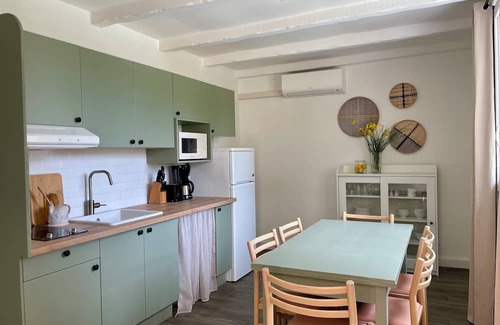 La Roque-sur-Pernes Casa | Stone pavillion in Provence.