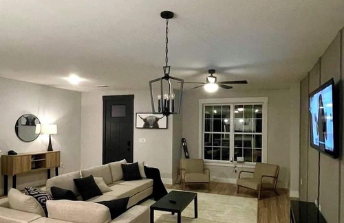 Princeton Casa | Loop, Newly Built Luxurious, Modern & Cozy Home