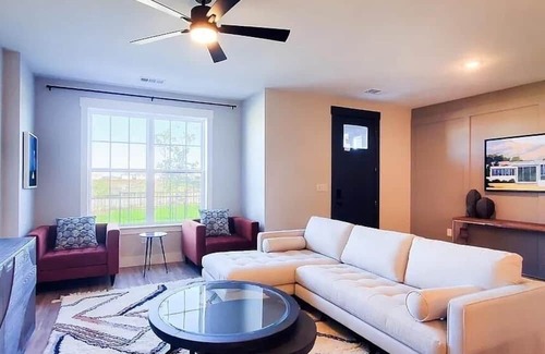 Princeton Casa | Loop, Newly Built Luxurious, Modern & Cozy Home