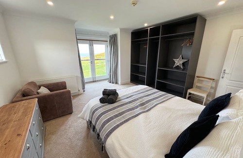 Newport Casa | Amazing sea views. Fully refurbished. Sleeps 6. Dog friendly.