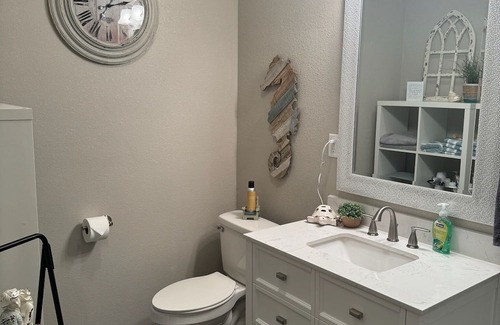Port Neches Casa | 5 min to water, everything new, spacious barndo in Port Neches!