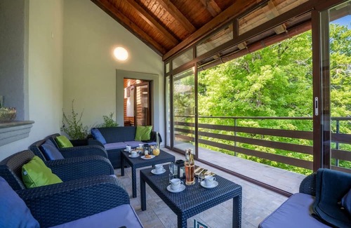 Fuzine Casa | Berguitje met binnenzwembad