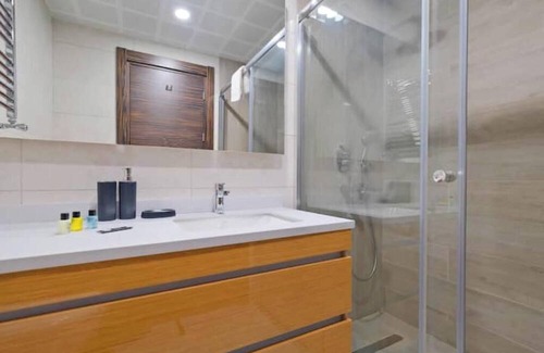 Basaksehir Apartamento | Aspen - Modern Design 2BR Apt w/ Parking & Gym