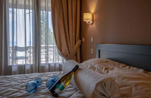 Eptalofos Condominio | Eptalofos Guesthouse - Cozy Double Nest with Fireplace