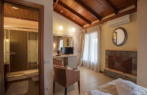 Eptalofos Condominio | Eptalofos Guesthouse - Cozy Double Nest with Fireplace