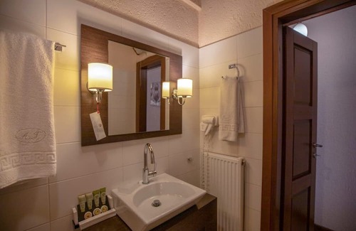Eptalofos Condominio | Eptalofos Guesthouse - Cozy Double Suite with Balcony