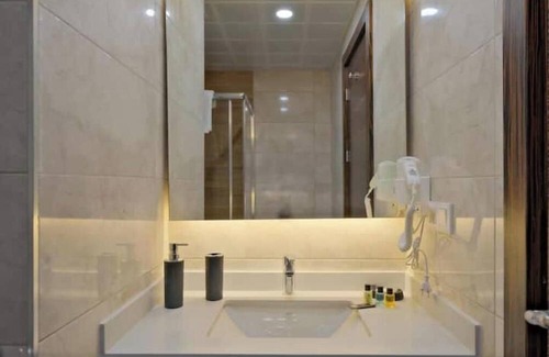 Basaksehir Apartamento | Maple - Chic Cozy 1BR Apt w/ Parking & Gym