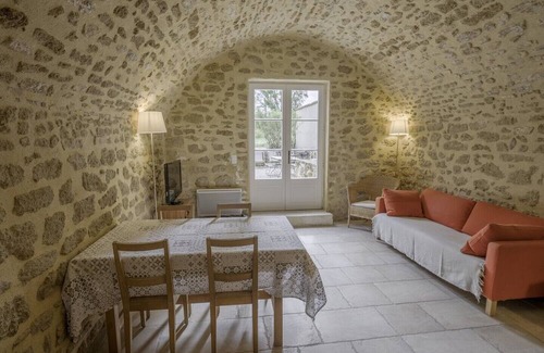 Colonzelle Cabaña | Cottage 'Voûte' with Shared Pool, Shared Terrace and Wi-Fi