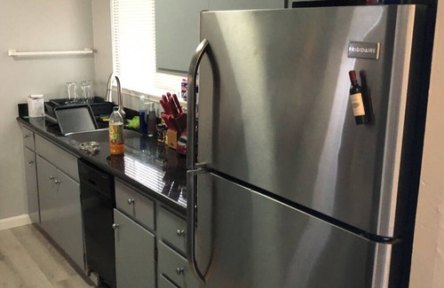 Belmont Apartamento | Lovely 2-bedroom apartment in Belmont with small patio and 2-carport space