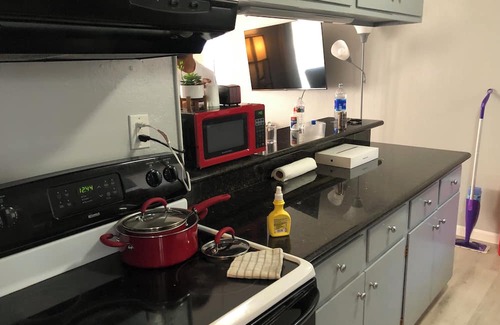 Belmont Apartamento | Lovely 2-bedroom apartment in Belmont with small patio and 2-carport space