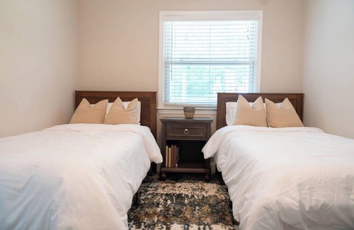 Charlotte Cabina | Clean and cozy cabin near Uptown! Sleeps up to 12