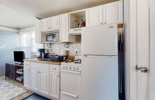 North Wildwood Cabaña | Charming single-level escape with shared patio, grill, full kitchen, & AC