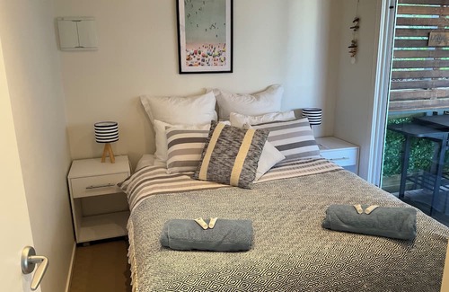 Apollo Bay Cabina | Modern bright seaside cabin in popular tourist park