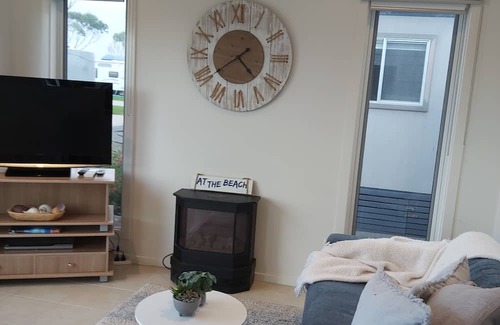 Apollo Bay Cabina | Modern bright seaside cabin in popular tourist park