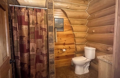 Cotton Cabina | Golden Pond, Secluded & Spacious Waterfront Oasis