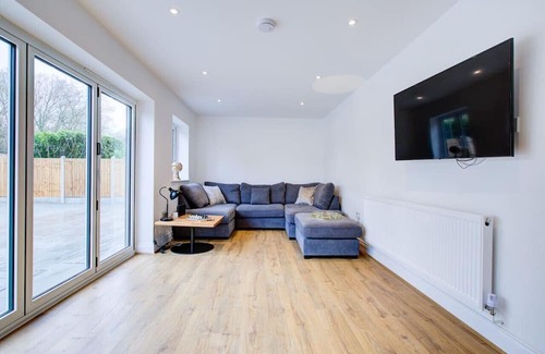 Brentwood Casa | Spacious Bedroom Ensuite with 2 Single Beds