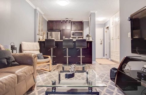 Eau Claire Apartamento | Stylish Downtown Condo with Wifi and Parking