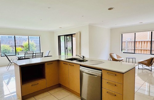 Sanctuary Lakes Villa | Point Cook Landmark Coastal Wetland Park Villa Free Parking and Wi-Fi