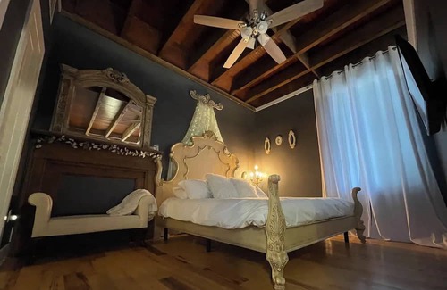 Abbeville Casa | The Uptown, 2 room king suite on historic square