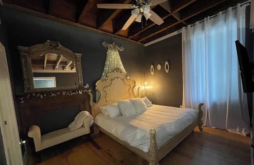 Abbeville Casa | The Uptown, 2 room king suite on historic square