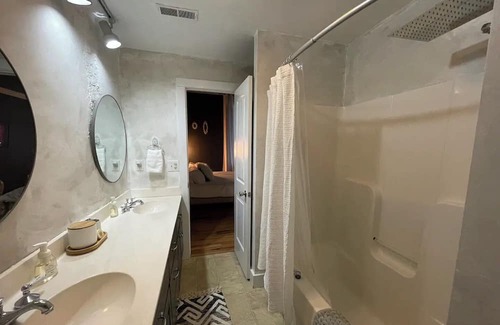 Abbeville Casa | The Uptown, 2 room king suite on historic square