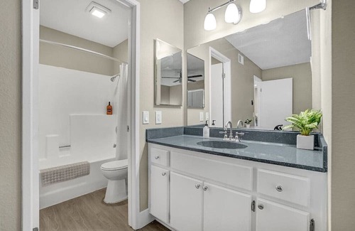 Colton Apartamento | 2BR/2BA Queen Suite Apartment with Pool View