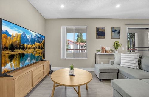 Colton Apartamento | 2BR/2BA Queen Suite Apartment with Pool View