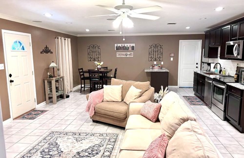 Milton Casa | Sunflower Suite Guesthouse w/Private Patio Hangout