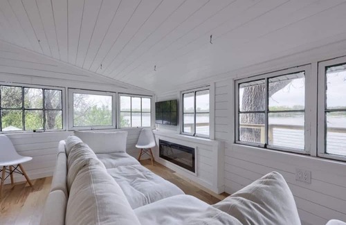 York Casa | Farmhouse Riverfront Retreat