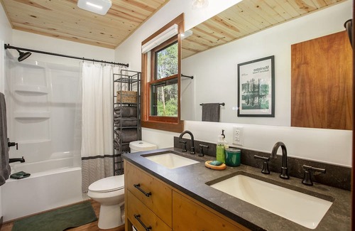 Chase Cabina | Cozy Riverfront Two Bedroom Cabin