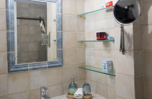 Korinthos Apartamento | Apartment 'Unique Near The Beach' with Shared Terrace, Wi-Fi and Air Conditioning